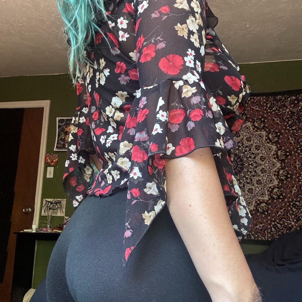 Floral Ruffle Black Top - Picture 7 of 7